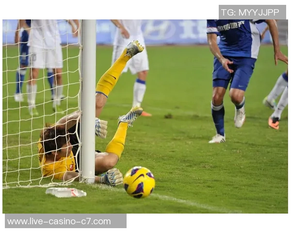 足球明星前锋的崛起与挑战解析及其对现代足球的影响