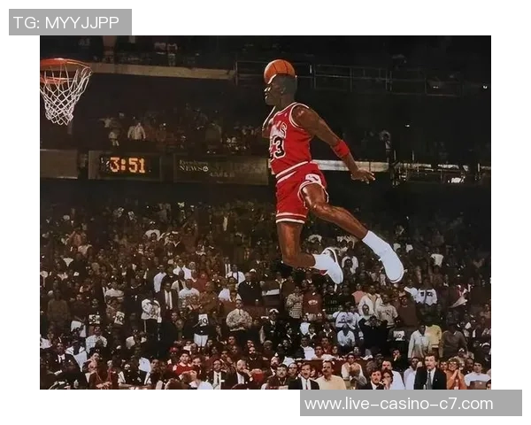 足球运动员在篮球场上的扣篮挑战与精彩瞬间分享